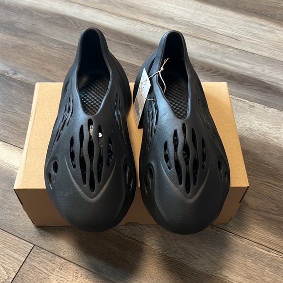 YEEZY FOAM RUNNER - Picture 2 of 9